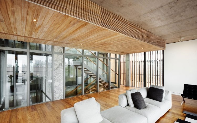 Painéis de teto - madeira - sala de estar - moderno - sofá - cinza claro - piso de parquete - teto de concreto