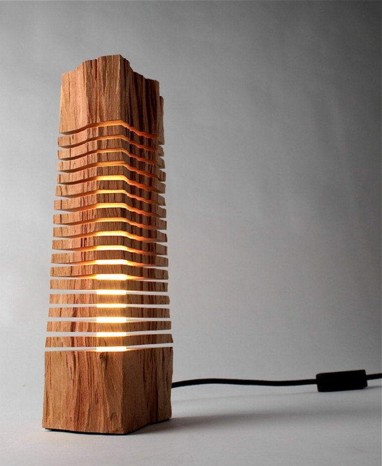 decoração feita de lamparina de madeira, cabo de luz rústica