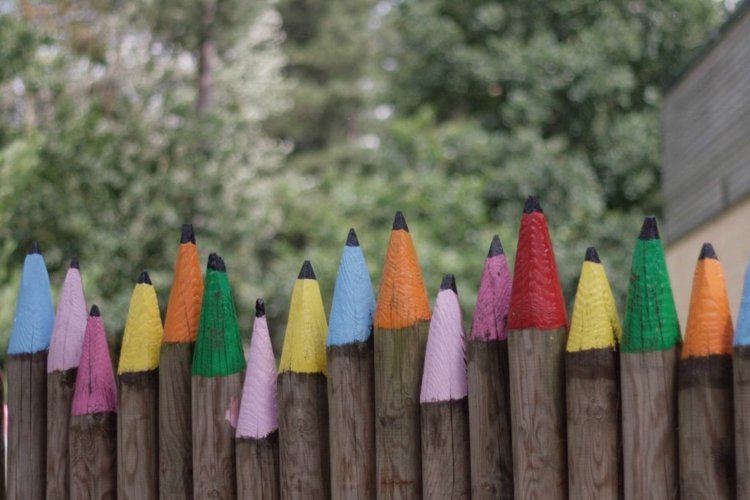Decoração para a cerca do jardim madeira-lápis-colorido-faça-você-mesmo