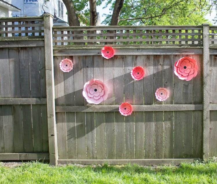 deco-jardim-cerca-madeira-papel-flores-rosa-vermelho