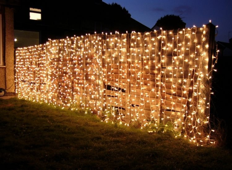 decoração-jardim-cerca-madeira-luzes de fadas-ideia-faça-você-mesmo