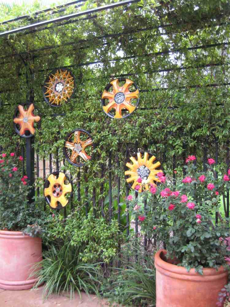deco-garden-fence-metal-black-hubcaps-orange
