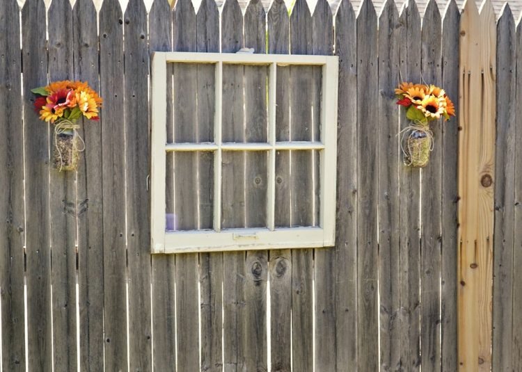 deco-garden-fence-wood-window-white-jam-jars-flowers-orange
