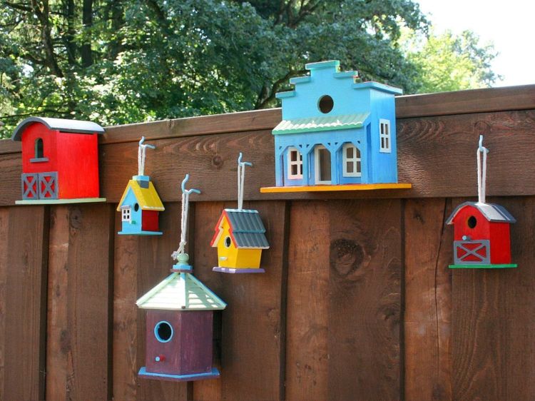 decor-jardim-cerca-madeira-casa de pássaros-colorido-faça-você-mesmo