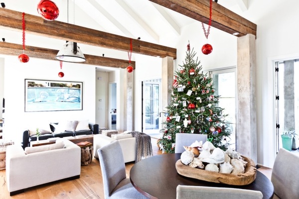 Sala de estar Idéias de Natal vigas visíveis Bolas de árvore de Natal joias vermelhas