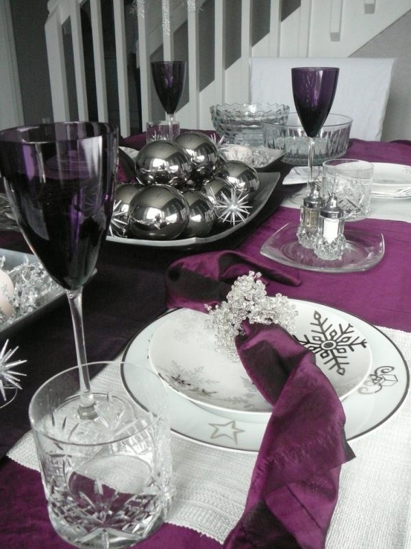 Idéias de decoração de talheres - Natal - roxo - mesa - runner - bolas de floco de neve - prata brilhante