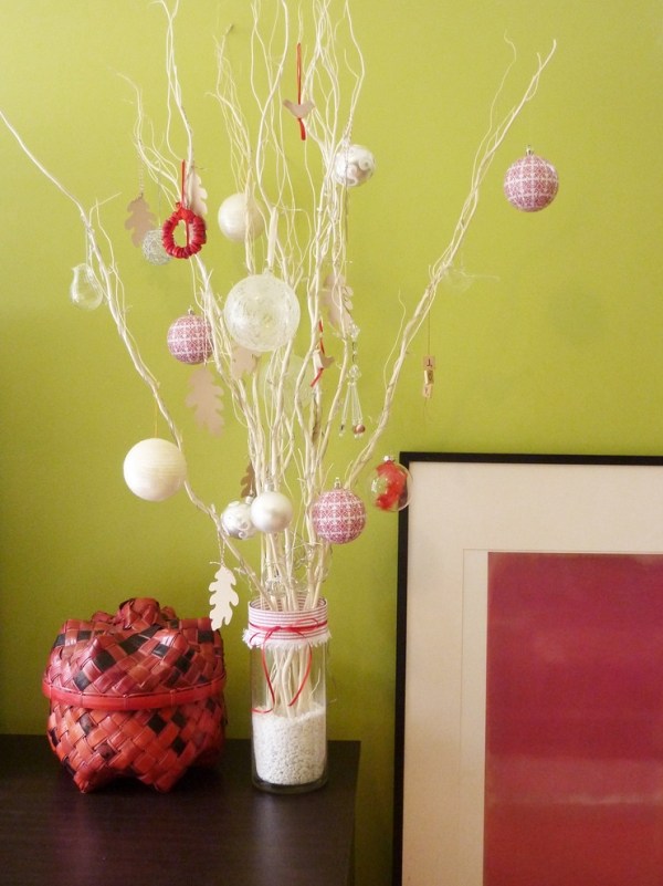 Ideia não tradicional, decoração de Natal, ramos de árvore, bolas de arranjo