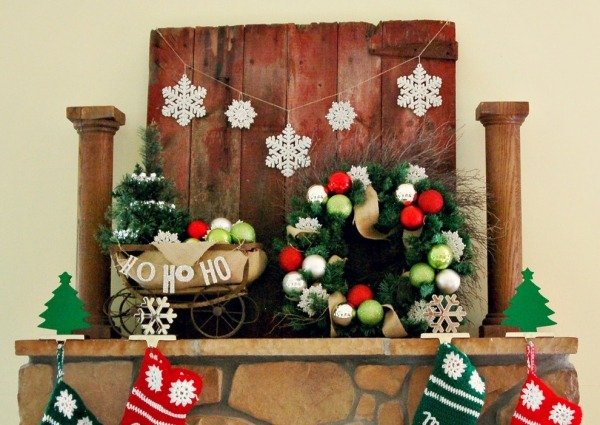 Decoração rústica ideias de Natal decoradas com bolas de guirlanda não tradicionais