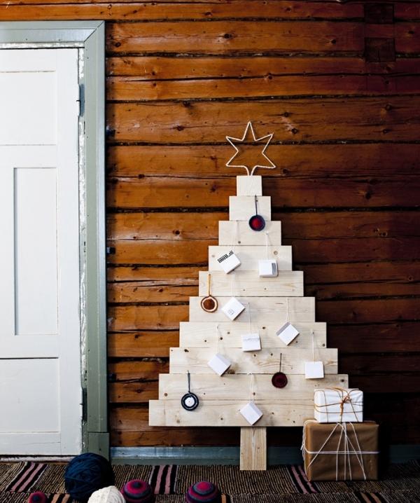 Construir uma árvore de Natal com madeira pintada, construir bolas de joalheria