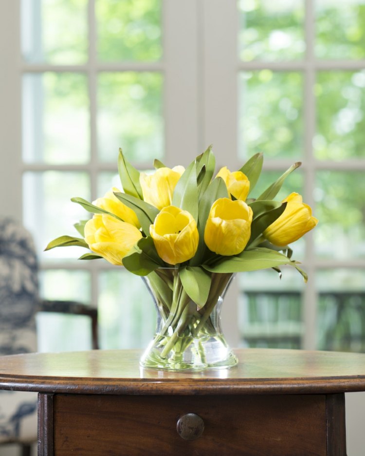 decoração-ideias-buquê-amarelo-tulipas-vidro-vaso-mesa lateral
