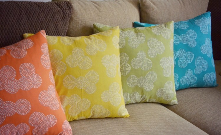 deco-ideias-têxteis-colorido-cores-travesseiros-laranja-amarelo-verde-azul-primavera
