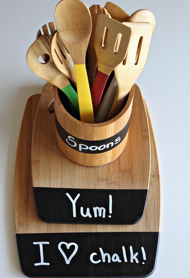decoração-ideias-cozinha-faça-você-mesmo-suportes-conjunto de bambu-tábuas de corte-colheres de madeira-utensílios-cores