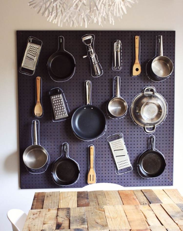 decor-ideias-cozinha-faça-você-mesmo-suportes-parede-armazenamento-quadro-negro-parede-utensílios-panelas