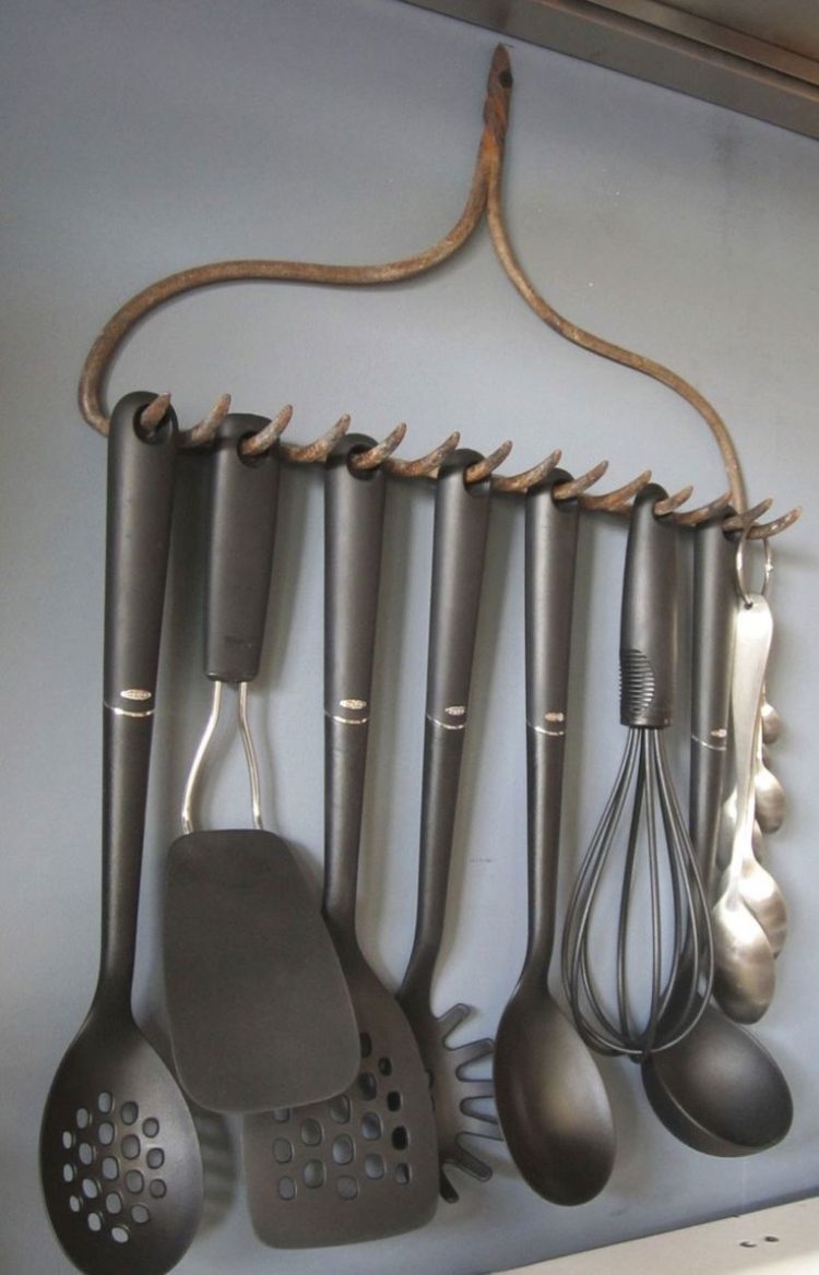 decoração-ideias-cozinha-faça-você-mesmo-suportes-ancinhos-vintage-utensílios de metal