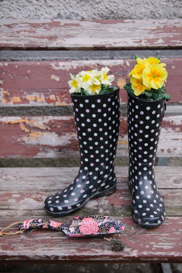 botas de borracha velhas como piso vaso decoração casa escadas