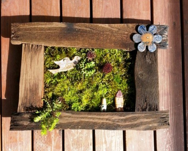Imagem de decoração de jardim faça-você-mesmo a partir de pequenas plantas de musgo pequenas flores