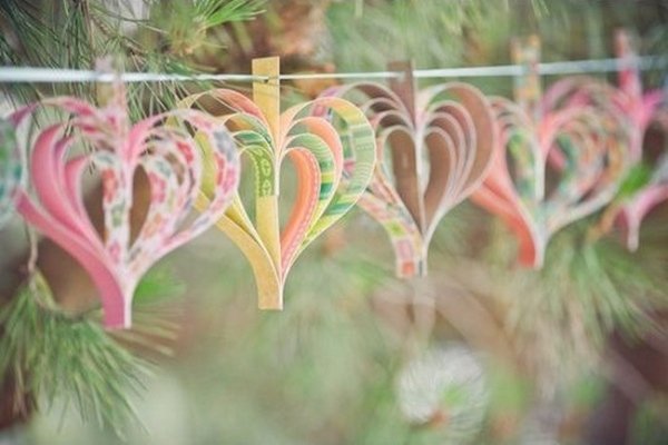 mexer com papel faz decorações apertadas à mão - com prendedores de roupa presos