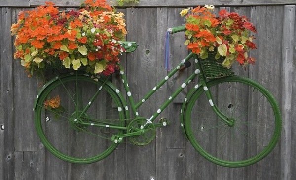 decoração de jardim madeira cerca velha bicicleta parede decoração vaso de flores