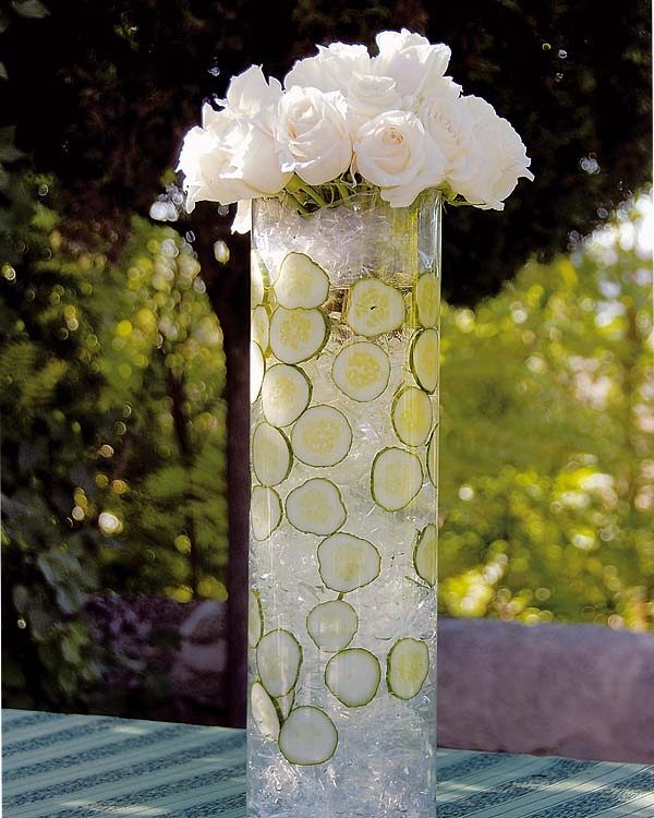 decoração de mesa de jardim ao ar livre - buquê de flores vaso alto de vidro