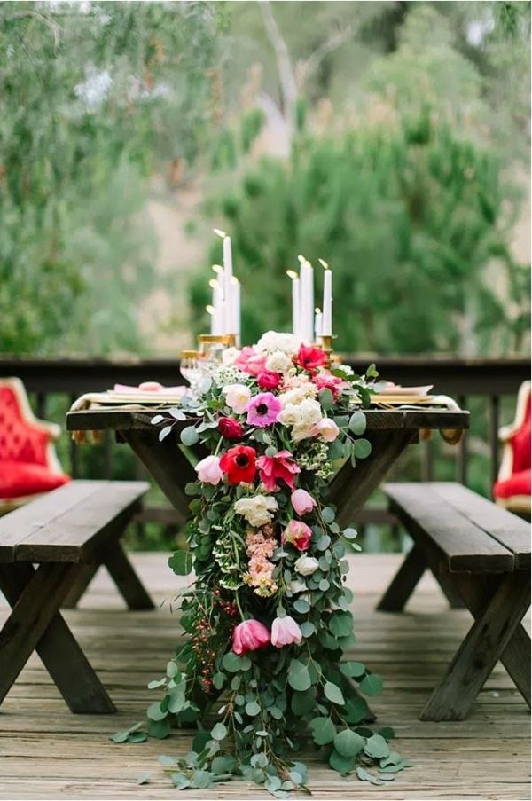 mesa de jardim decoração rústica exuberante buquê de flores decoração de primavera