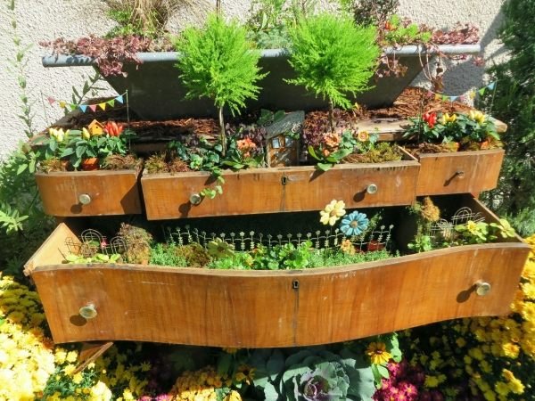 Cômoda de madeira para plantio - reaproveitamento de móveis de jardim e acessórios de arrumação