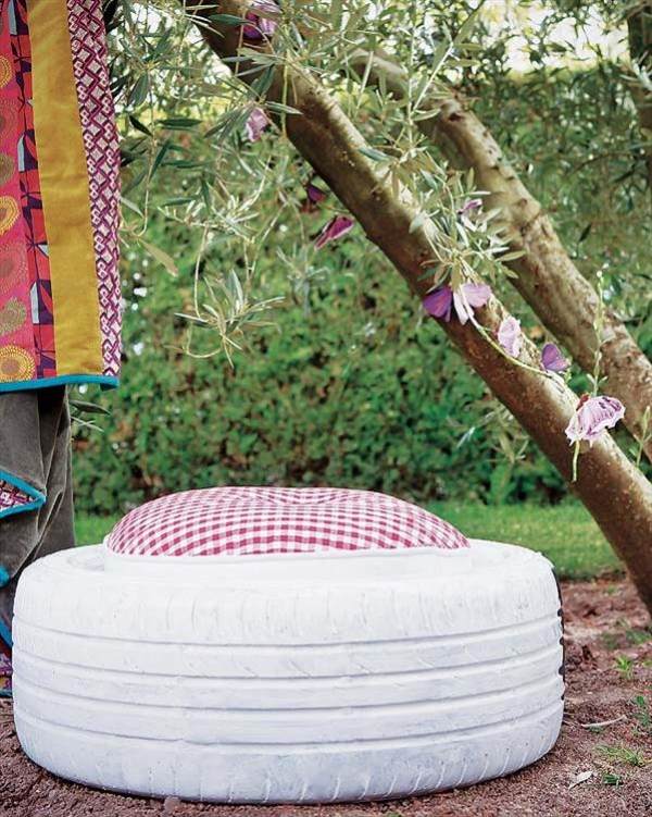 Móveis de assento para jardim, faça você mesmo os pneus de carro usados ​​e pintados de branco