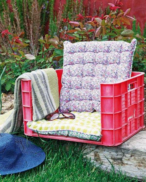 decoração de jardim-idéias de móveis poltrona-caixa de plástico reciclar