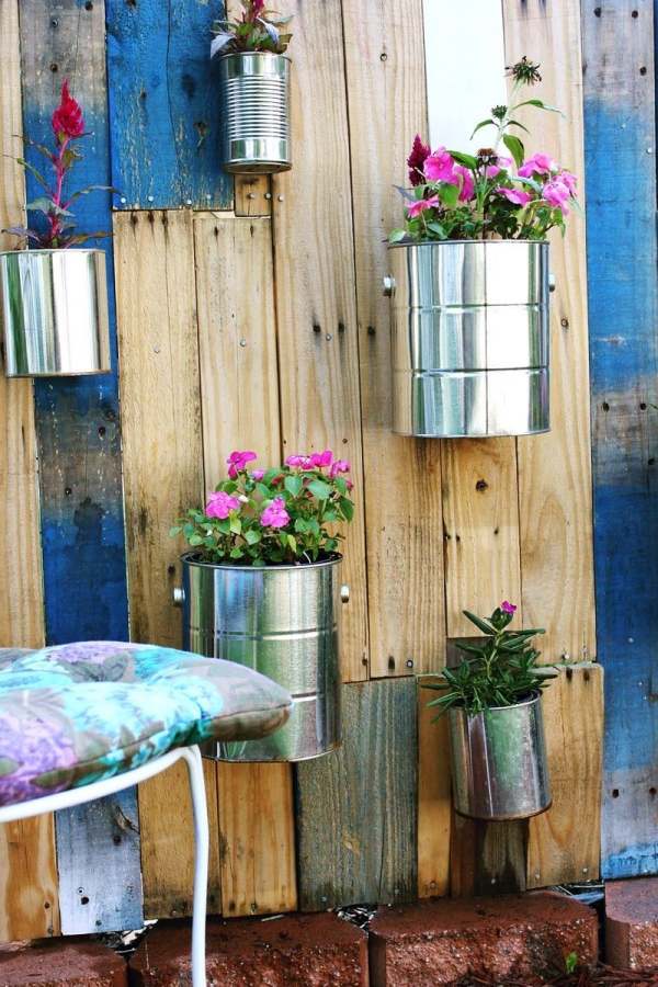 Vasos de flores de recipientes antigos de metal podem decorar idéias no jardim