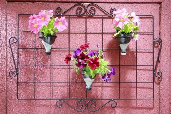 Decoração de jardim faça você mesmo - prenda vasos de flores verticalmente em uma grade de metal