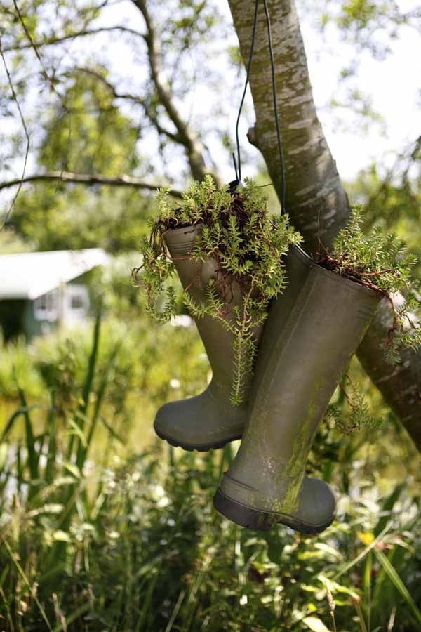 ideias para jardins pendurados em vasos de flores, botas de chuva de borracha