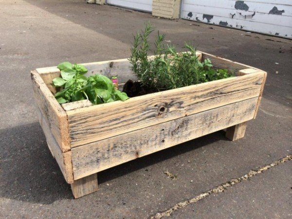 paletes de madeira reciclando plantador para construir plantadores de jardim