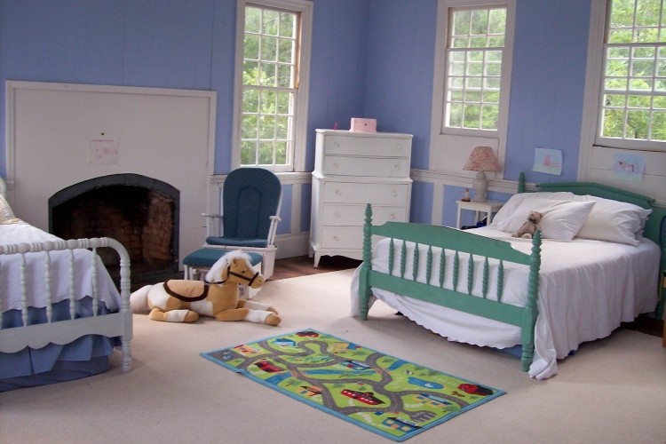 deco-lareira-quarto infantil-vida-idéias-parede-pintura-azul-branco-cavalo-brinquedo fofinho