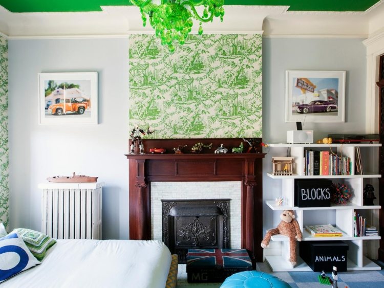 Lareira deco - sala de crianças - ideias de estar - lareira em volta - madeira-schintzerei-verde-papel de parede-branco-estante de livros