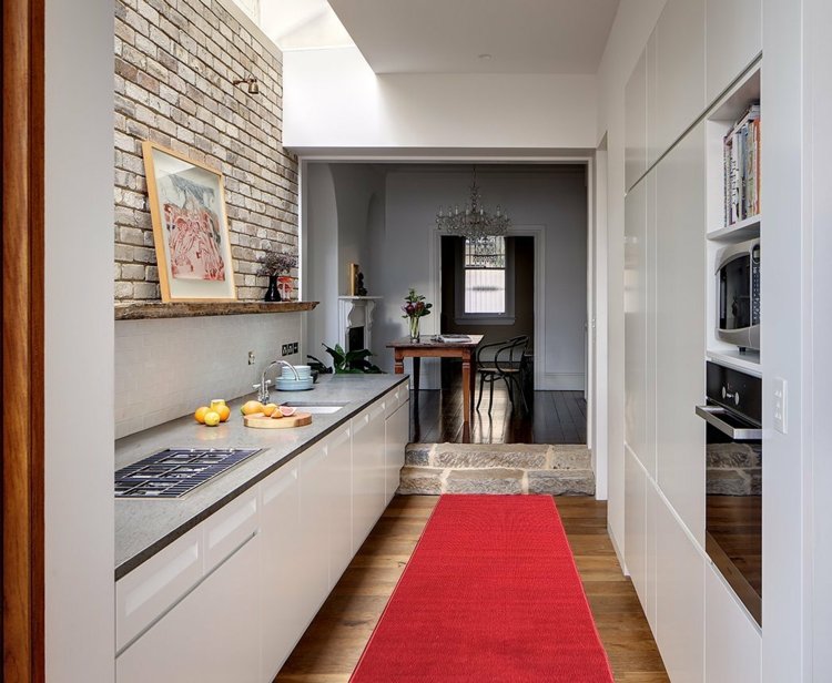 decoração com tapete de cozinha lauefer vermelho moderno de alto brilho branco rústico acentos de pedra