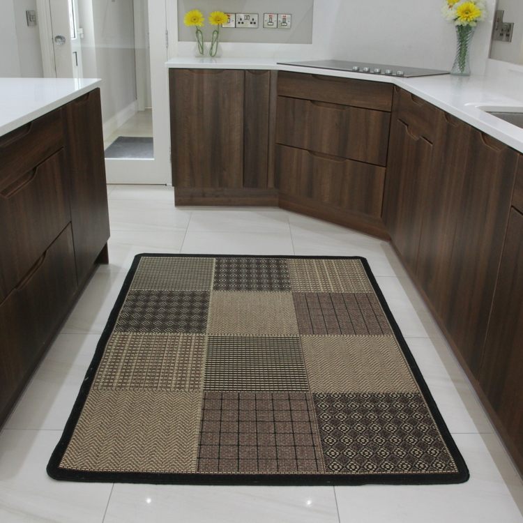 Déco tapete de cozinha marrom patchwork estilo rústico armários de madeira escura