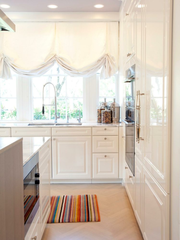 tapete de cozinha deco listras coloridas ideia armários tradicionais brancos