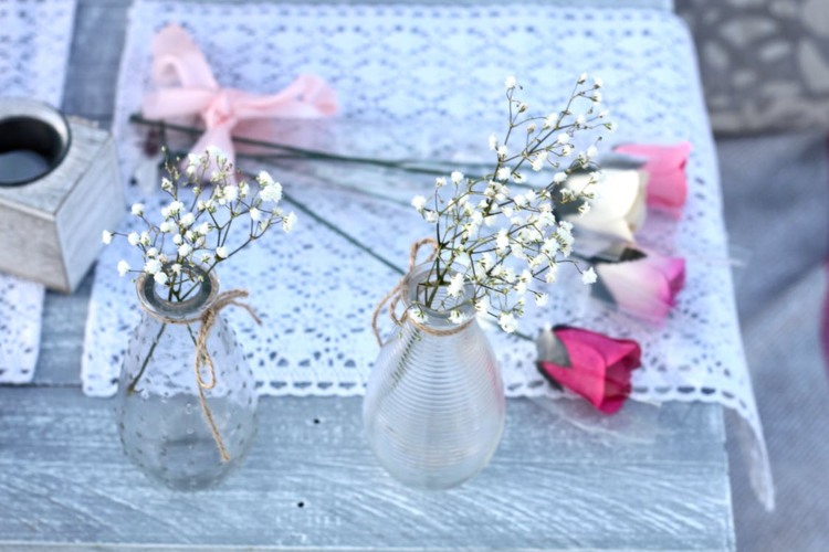 decoração com flores cortadas, rosas maigloeckchen, pequenos vasos de vidro