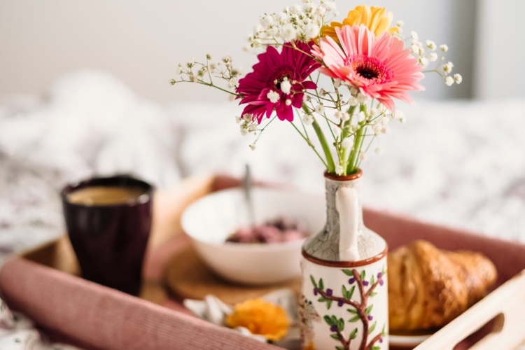 decoração com flores cortadas mesa de clima de primavera