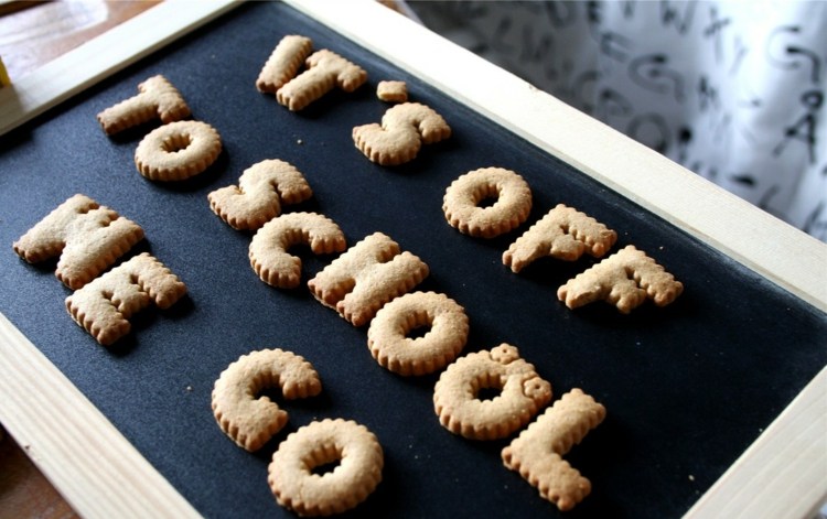 decoração de mesa-escola-ardósia-biscoitos-pão-russo-embaixada-parabéns