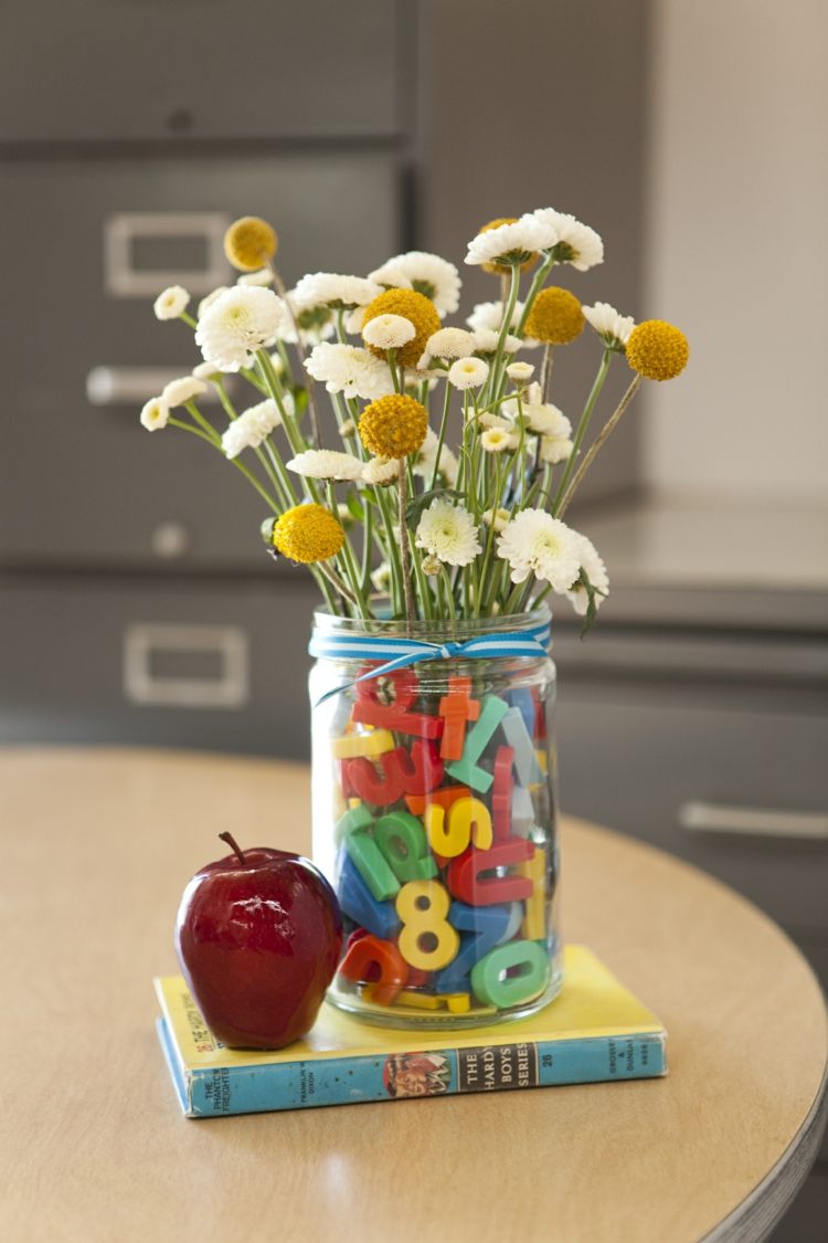 mesa decoração-escola-escola-vaso-ímã-letras-prado-flores-maçã-livro