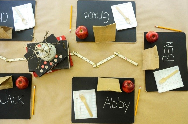 decoração de mesa-treinamento-original-pratos-tabuleiros-nomes-convidados-livros-decoração