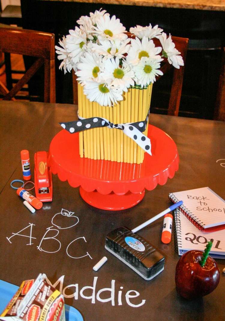 mesa decoração-escola-vaso-flores-mesa-letras-giz-café da manhã