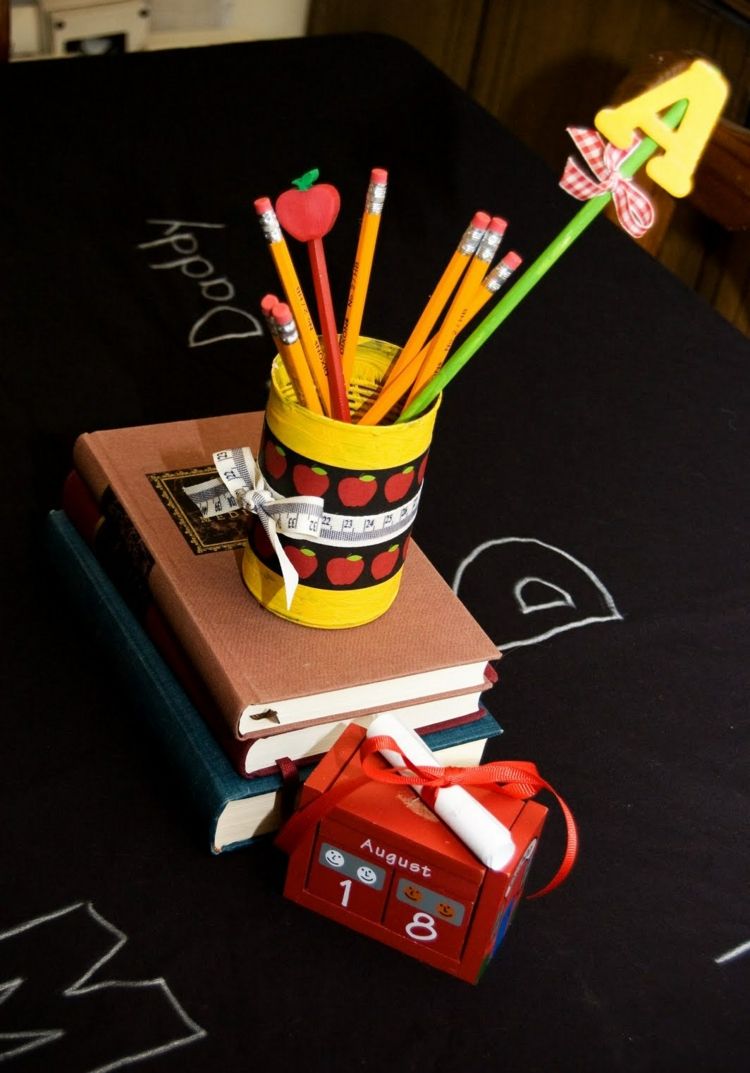 decoração de mesa-escola-coração-peça-livros-canetas-tema-festa
