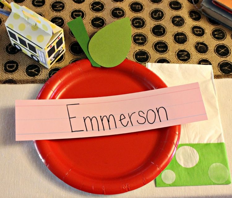mesa decoração-escola-vermelho-papel-prato-maçã-forma-placa de identificação