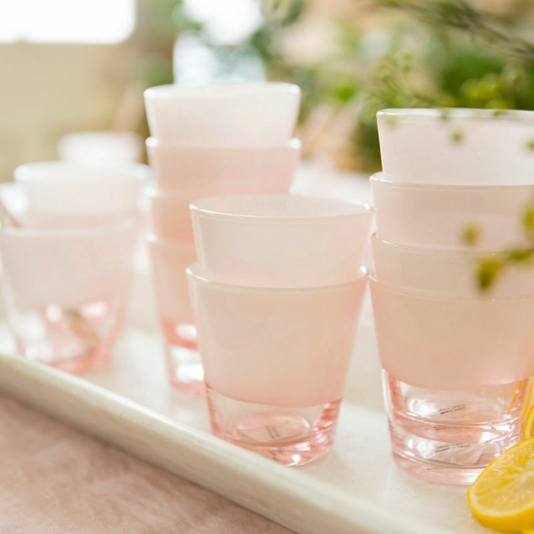 óculos de relaxamento deco cor rosa bebidas bandeja de verão terraço