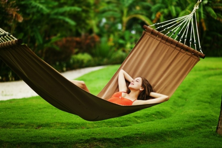 decoração para relaxamento com rede jardim gramado exótico