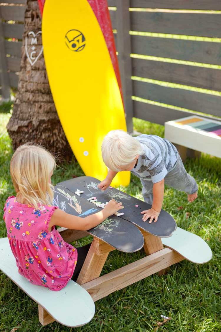 das velhas às novas ideias de jardim para as crianças O skate torna-se uma mesa de pintura