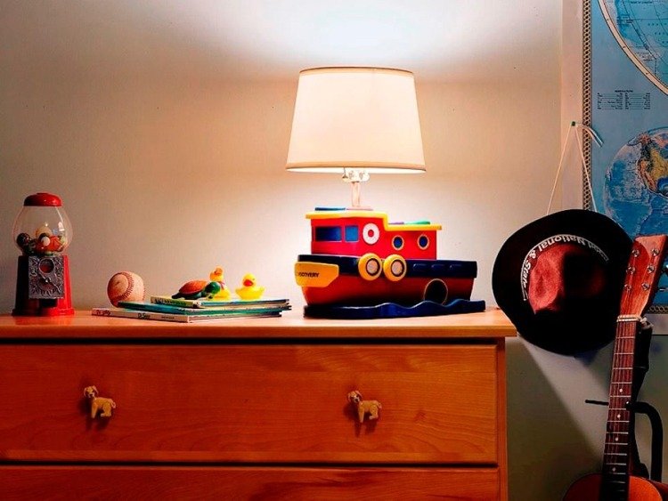 Candeeiros de brinquedos antigos dão ideias para a iluminação do quarto das crianças