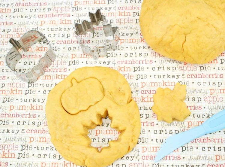 Para artesanato com massa salgada, recorte motivos outonais com cortadores de biscoitos