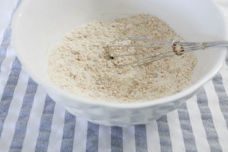 Elaborar com massa salgada no outono - misture farinha e sal para a receita básica